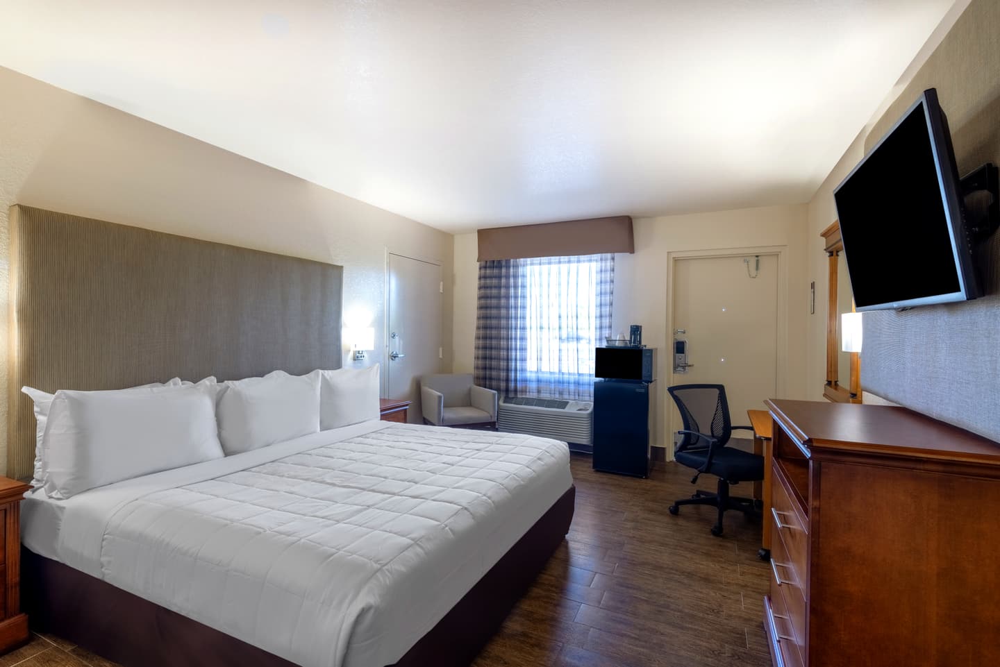 1 King Bed, Accessible, Non-smoking at Staywell Hotel