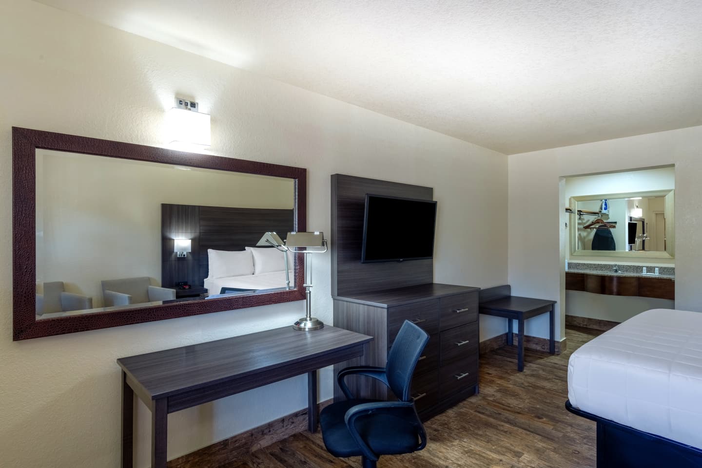 1 King Bed, Deluxe Room, Non-smoking at Staywell Hotel